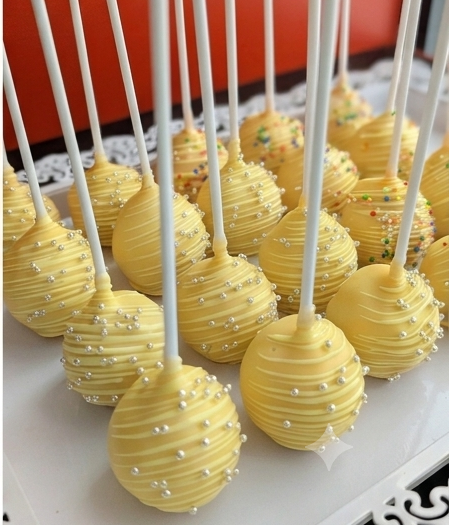 Cake pops with white chocolate drizzle and silver pearl sprinkles – low-calorie handcrafted treats by The Good Cupcakes