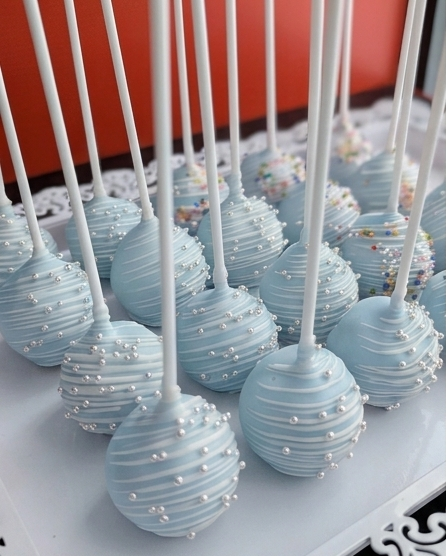 Cake pops with white chocolate drizzle and silver pearl sprinkles – low-calorie handcrafted treats by The Good Cupcakes